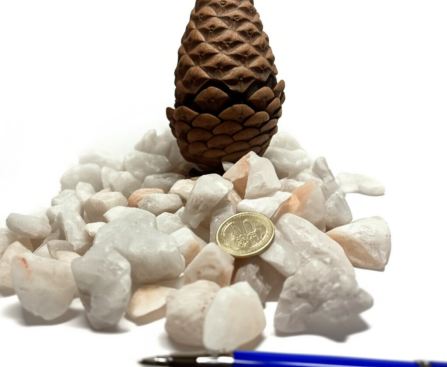 Gravilla de cuarzo blanco tamaño almendra 1-2,5 cm aprox para paisajismo, decorativo
